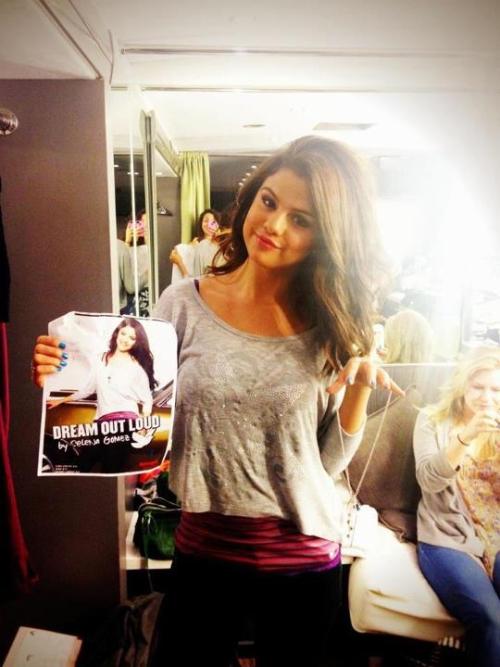  <br /> @selenagomez: Shooting my Dream Out Loud commercial today <br /> 
