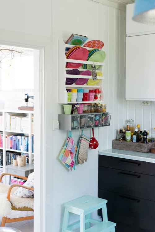 brighten up kitchen with pop colors (via catarinaregina:Source)
