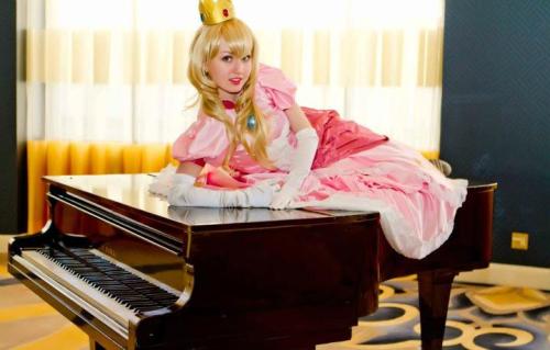 Princess Peach SSBB cosplay by Enayla (Photo by Roger Lee)