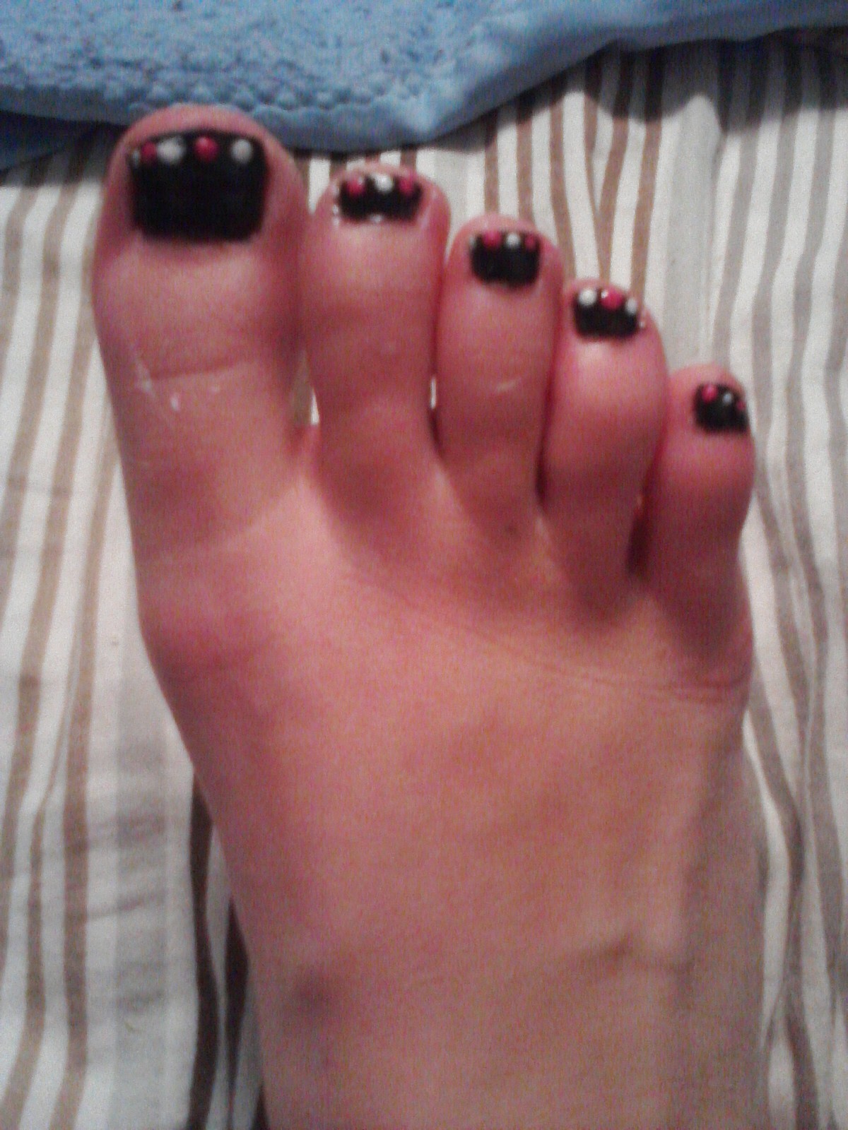 I can't paint my finger nails so I guess I'll just make my toes cute. :)