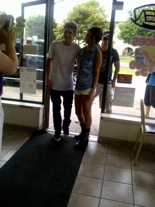  @BBYJEZUZ: Lmfao Justin Bieber and Sellena just bought pizza from me 