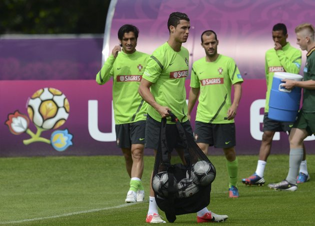  Back to work after 1 day off.The team captain himself carrying the balls, eager to train  :o)
Training in Opalencia, 19.06.2012(via Euro 2012 Photos | Pictures - Yahoo! Eurosport UK)