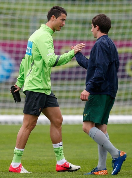  Shake-hands with the ball boy.
Training in Opalencia before travelling to Warsaw, 20.06.2012(via Photo from AP Photo)