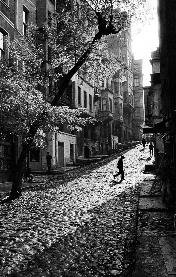 m3zzaluna:

street in Tarlabasi, Turkey, 1965
photo by ara güler, from ara güler&amp;r’s istanbul
