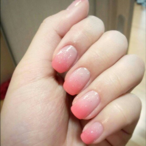 thenkimisaid:

#nails did. #peach #gradient #manicure #Korea  (Taken with Instagram)