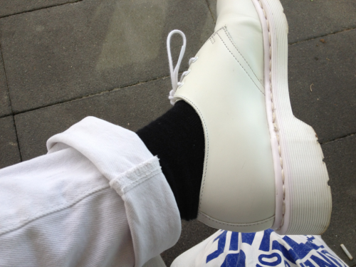 forlovers:

Left my white socks at home :(((((
