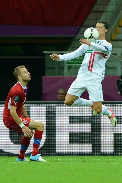  Kadlec admiring Cristiano&#8217;s jumping power.
EURO 2012&#160;1/4 final Portugal vs. Czech Republic, 21.06.2012.(via Photo from Getty Images)