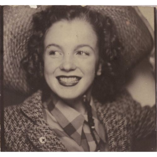 hedda-hopper:

1940: Norma Jeane in a photo booth
