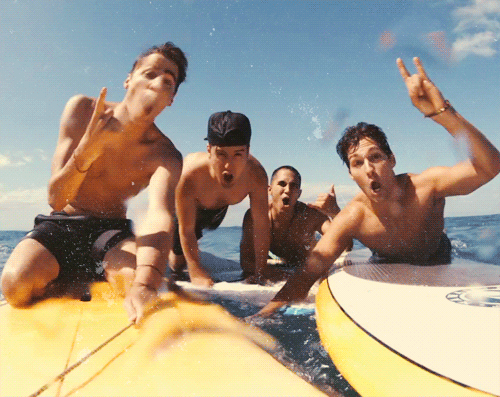 bigtimequest:

just-livefastanddieyoung:

theninapena:

#DO HIPSTERS THINK THAT THESE ARE JUST 4 HOT GUYS ON HOLIDAY

I’m pretty sure that’s Paul Rudd wtf

It’s Big Time Rush ya niggas


Holy notes