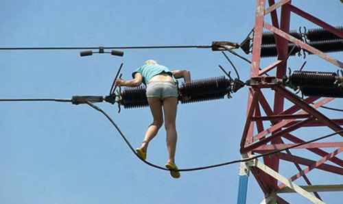 (via High Girl Mistakes Electrical Tower For Rope Bridge, Amazingly Doesn’t Turn Into Human Fireworks Show | Geekologie)