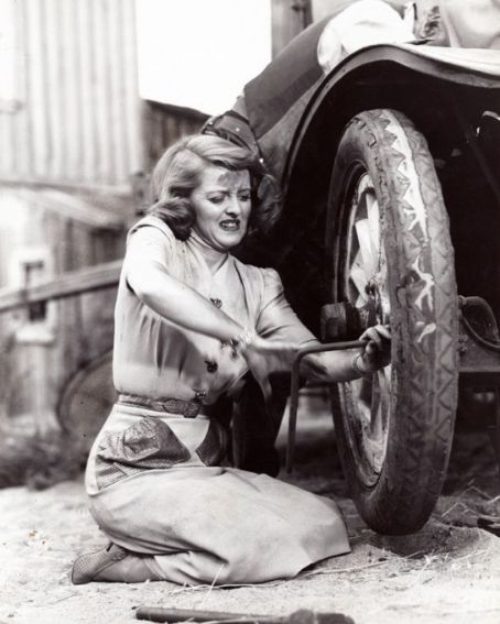 retrogasm:

Bette Davis
(..women and cars… yay!)
