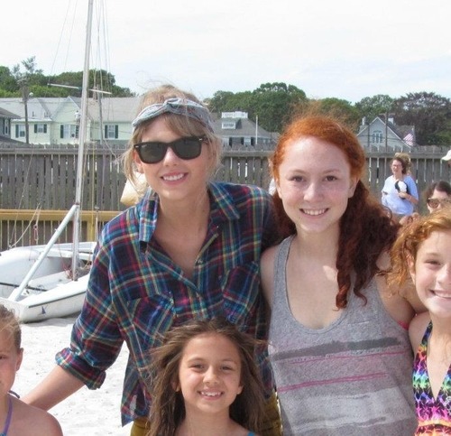 
Taylor with fans today! (July 5th, 2012) [x]
