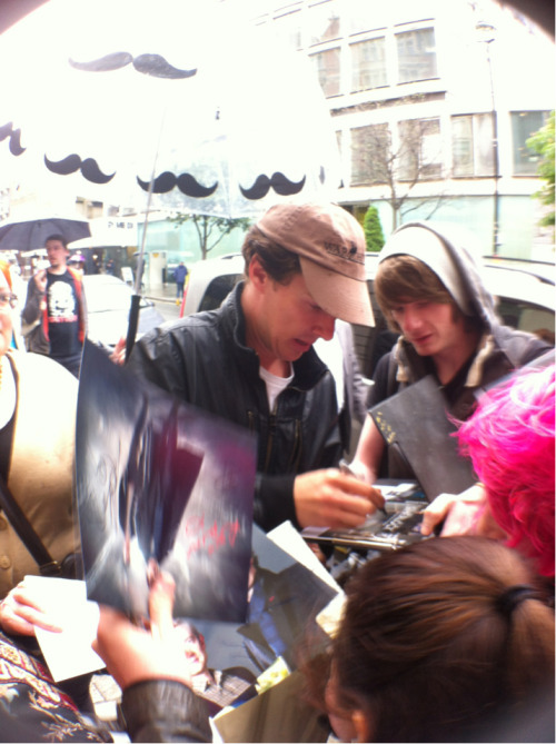 cumberbuddy:

Benedict getting mobbed by silly autograph hunters! Such a shame!
BUT! I said ‘Benedict look and held up Pocket Benedict and he giggled and said ‘you guys’. Surprisingly calm! Just no wonder he gets a bit antsy when autograph sellers and shoving photos in your face. So Pocket Benedict comes away unsigned! Probably not going to attempt the aftermath!
On to Look Back In Anger!
