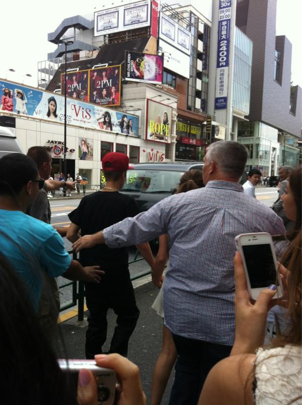 
Another picture of Justin Bieber and Selena Gomez in Japan
