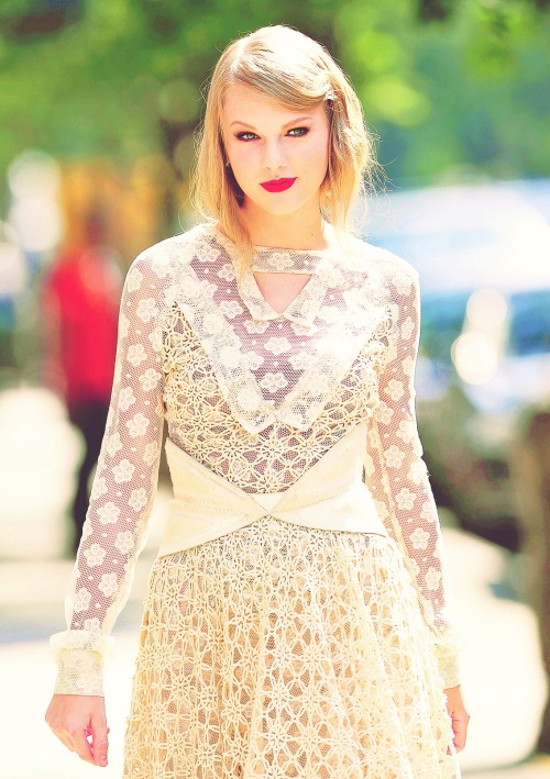 345/1000 pictures of Taylor Swift 





