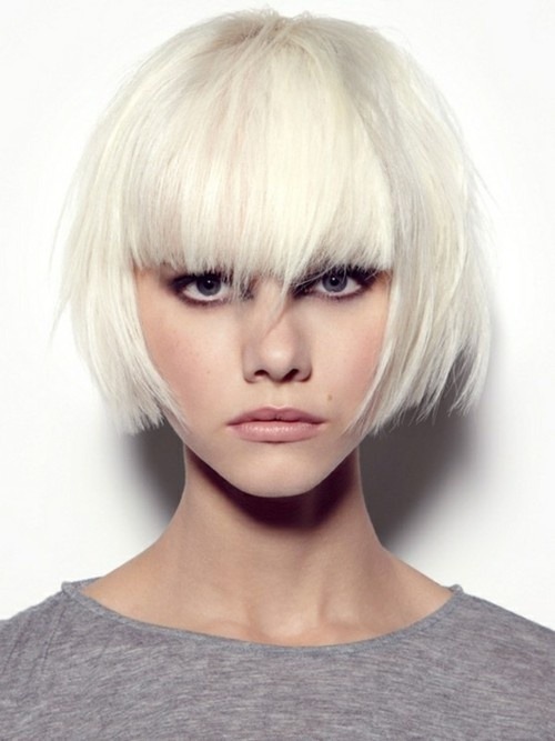 fuckyeahhairstyle:Perfect blonde bob with blunt bangs.