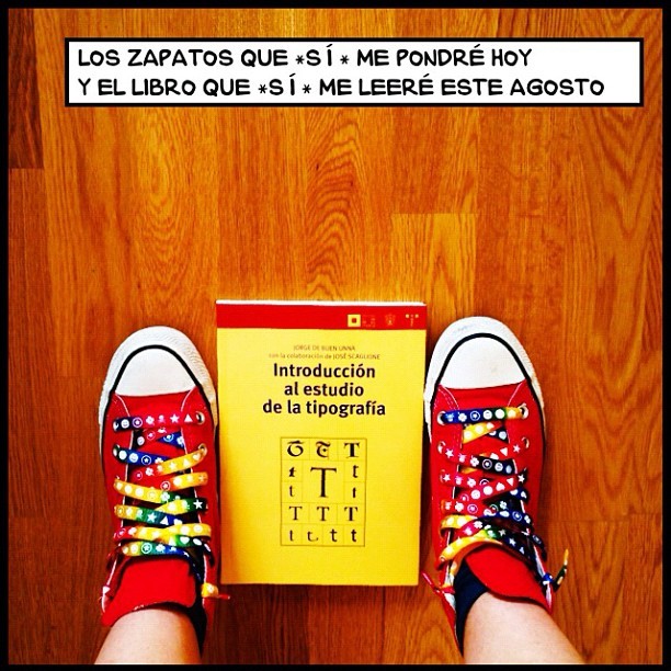 los zapatos que *sí* me pondré hoy y el libro que *sí* me leeré este agosto #litatyourfeet  (Taken with Instagram)