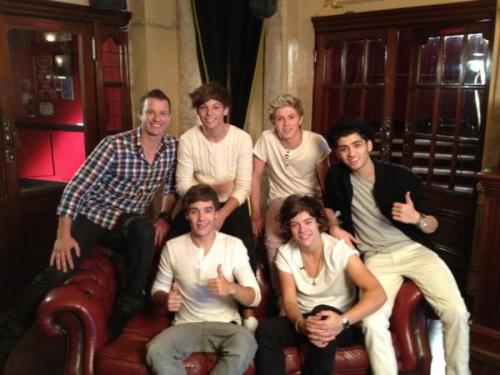 paulways-watching-1d:

The boys with Luke Jacobz (host of X Factor AU)! 