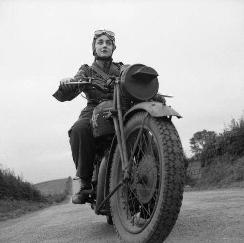 colectiva antecedentes: Auxiliar Territorial Service (ATS) motocicleta expedición ciclista, Irlanda del Norte, 26 de septiembre 1941 este sólo grita "Soy un macarra" IWM Matchless ...