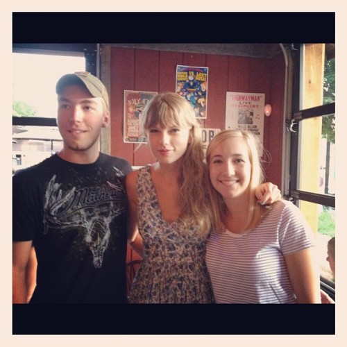 Taylor with fans in Nashville 8-9-12 (x)

