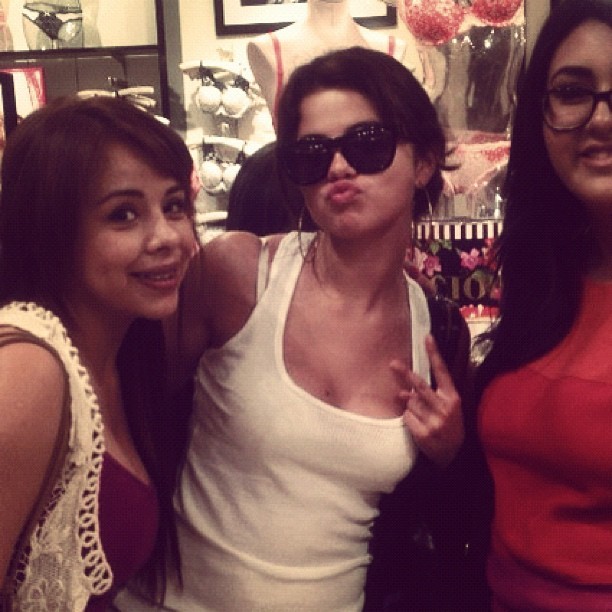 Selena at the mall with fans