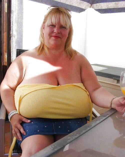xxlgirls:

fatblob24:

extremepears:

WOW. Those look heavy lol

Yup, big heavy bloated boobs, nothing better on earth!

This is a real woman, with experience and thickness.
