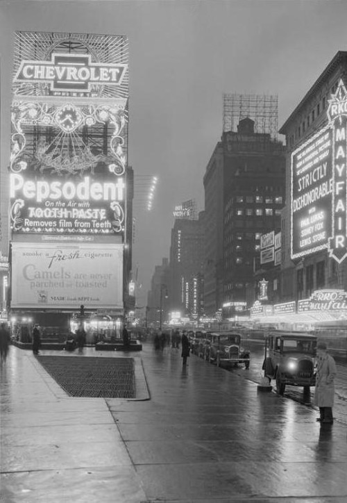 fuckyeahvintage-retro:

Times Square at dusk, 1932
