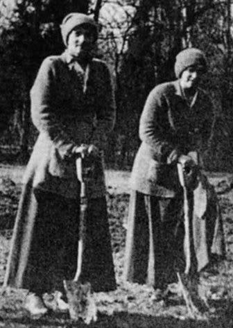 Tatiana and Anastasia | 1917.