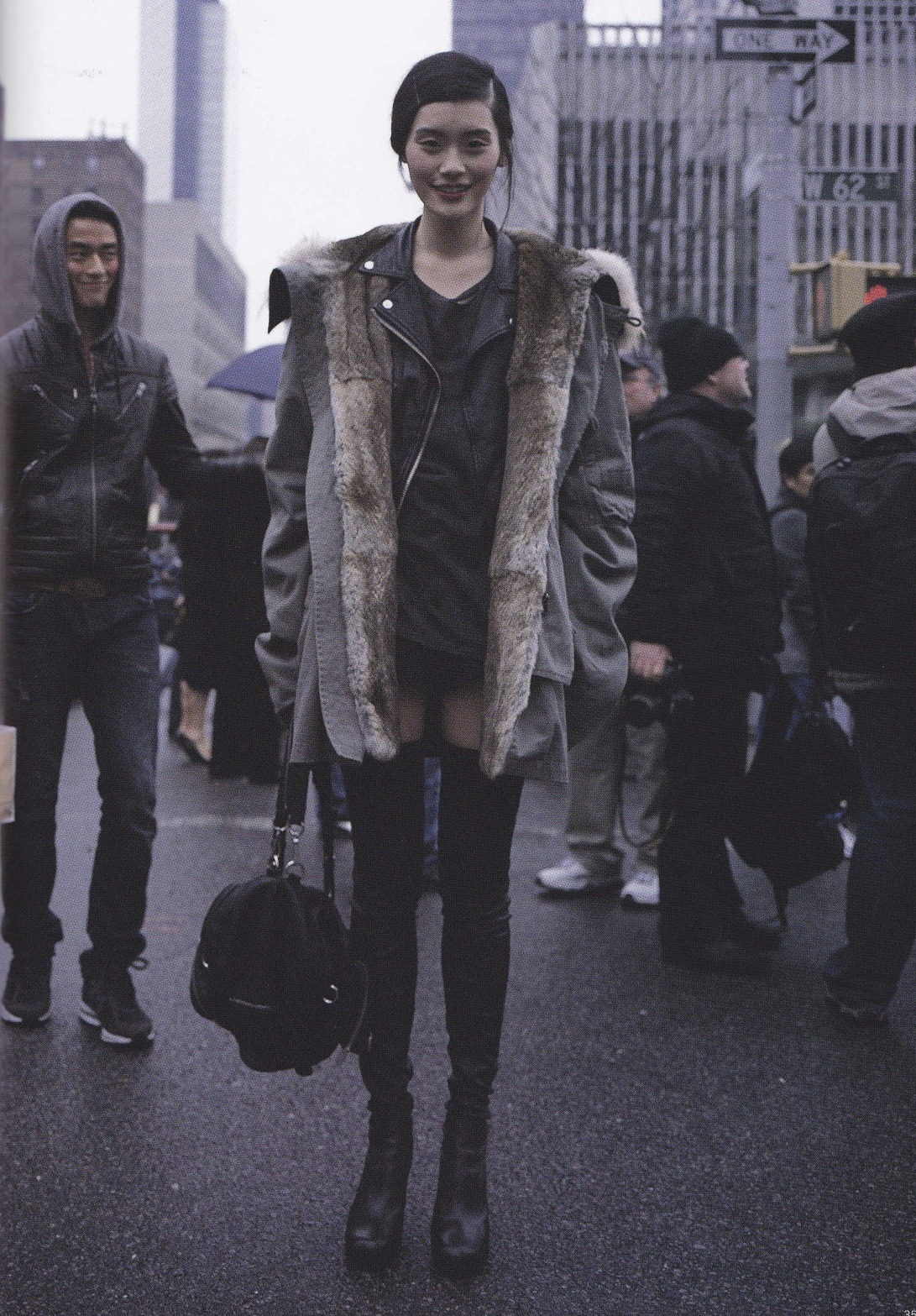 tamagucci:

rondraper:


ming xi in street july

LOOOOOOOOORD HELP ME

omg

leather jacket under a parka..