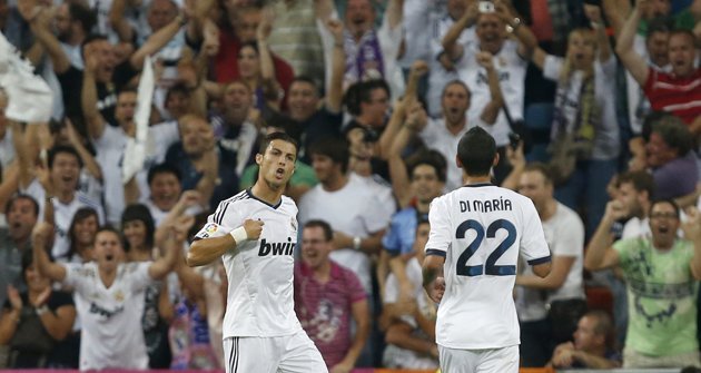 Calma! Cristiano celebrates his 2:0
Real Madrid vs. FC Barcelona, 29.08.2012 (via Real Madrid Fotos | Real Madrid Imágenes - Yahoo! Eurosport ES)