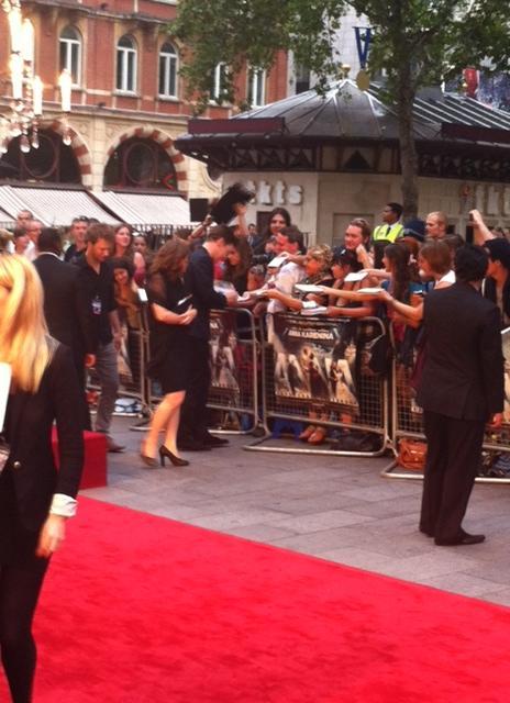 Benedict Cumberbatch turns up at the #AnnaKarenina premiere

Source http://twitpic.com/ar41fc