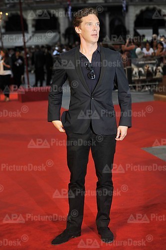 lornasp:

londonphile:

Benedict Cumberbatch @ the World Premiere of Anna Karenina held at the Odeon Leicester Square 

He’s bursting out of that jacket.
