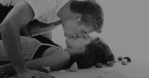 Resultado de imagem para beijo no praia gif