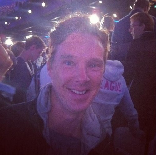 cumberbatchcoffeeklatch:

Benedict at the Closing Ceremony tonight
charlie miller ‏@charlieGrazia 
Lovely Benedict Cumberbatch getting down at the paralympic closing ceremony with @omegawatches http://instagr.am/p/PXw76BHLG8/
