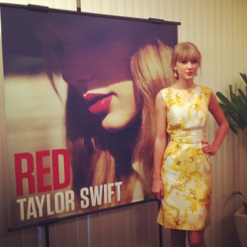 portalswift:

Taylor na coletiva de imprensa! / Taylor at the press junket!
