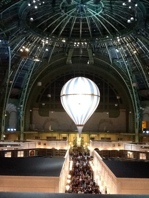 Last night we were at the Opening Night of the Paris Biennale and it was a spectacular event. The interior of the Grand Palais, designed by Karl Lagerfield for the Fair, was dominated by a massive hot air balloon.