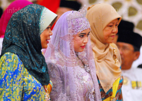 A teaser for you all!. HRH Princess Hajah Hafizah Sururul Bolkiah, youngest daughter of HM Sultan Hassanal Bolkiah with HM Queen Saleha. With Her Highness Pengiran Anak Hajah Zariah and Her Royal Highness Pengiran Anak Puteri(Princess) Hajah Masna. 
In Malay, Istiadat Berbedak, when translate directly means, Powdering Ceremony. 
At Singgahsana Indera Buana Istana&#8217;s Hall, Nurul Iman&#8217;s Palace. 