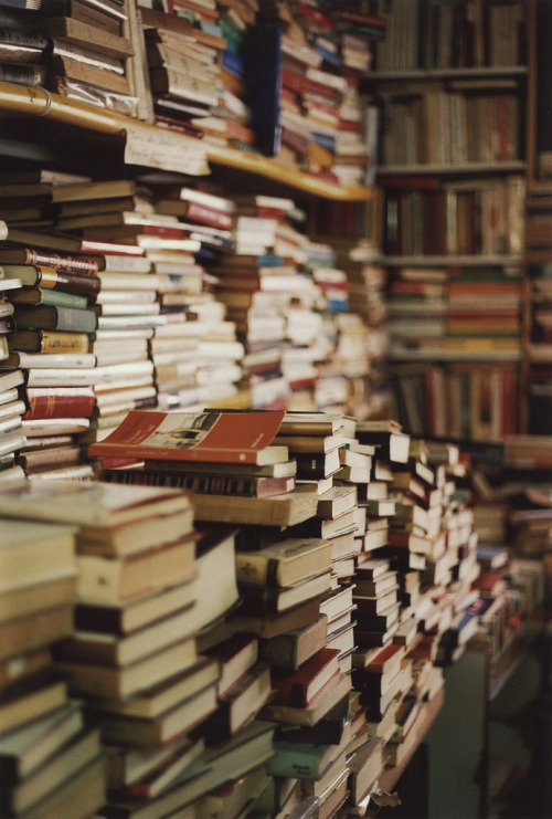 bookmania:

Lovely stack at Venice, Italy (Photo by Evelien Deconinck)
