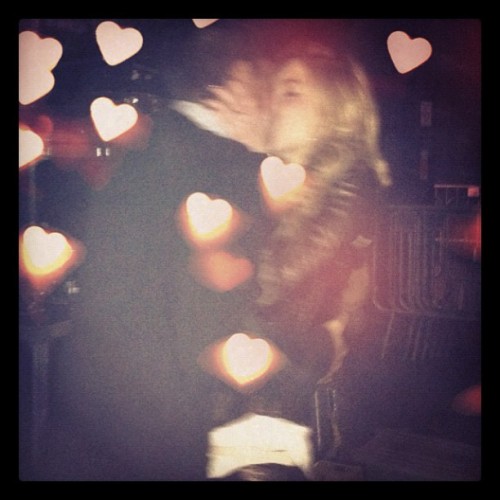 luarfan:  Isso é muito amor!! Assim que se encontraram aqui no #nocapricho @sophiaabrahao e @micaelborges deram o maior beijo apaixonado!! - @revistacapricho- #webstagram