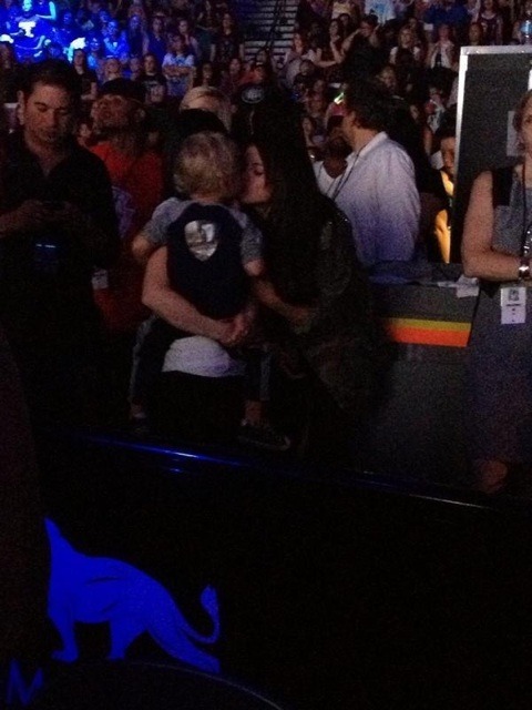 Selena giving a kiss to Jaxon tonight at Justins believe tour!