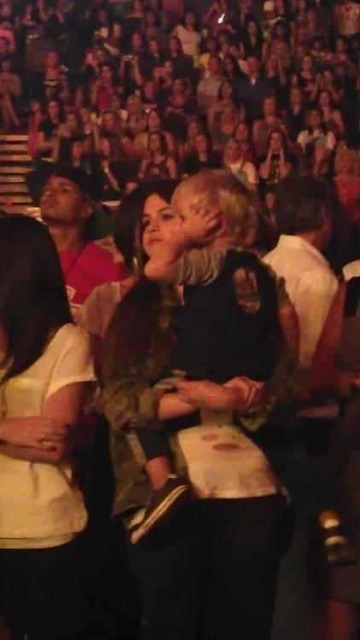 Another photo of Selena and Jaxon at Justin Biebers concert!