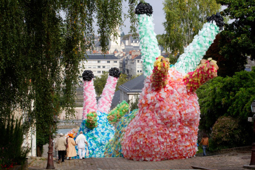 (via giant slugs made from 40,000 plastic bags by florentijn hofman)