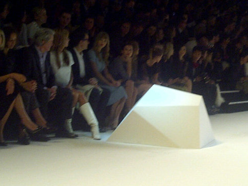 
@merhebmandy Taylor Swift front row at Elie Saab http://twitpic.com/b0pbu7  (Paris Fashion Week)


