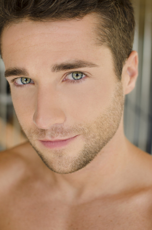 His eyes alone make me feel so safe! I just want to let him fuck me!