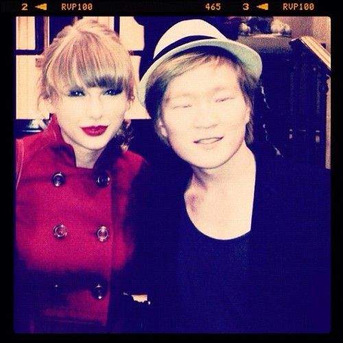 nassauswifty:

Taylor Swift with fan in Paris
http://instagram.com/p/QVKZgkG89a/