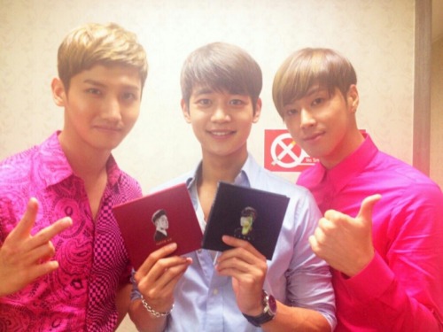 Minho me2day update supporting TVXQ &#8216;Catch me&#8217; Come back 121005 - 
우리형들 파이팅!!! &#8216;Catch Me&#8217; 대박!!!!
My brother Fighting!!! &#8217; Catch me&#8217; daebak &#160;!!! 
Credit: SHINee me2day
Translation&#160;: Forever_SHINee [2] 