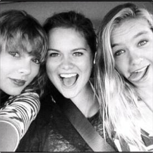 newn0tchinyourbelt:

Rare picture of Taylor with Conor’s cousins.