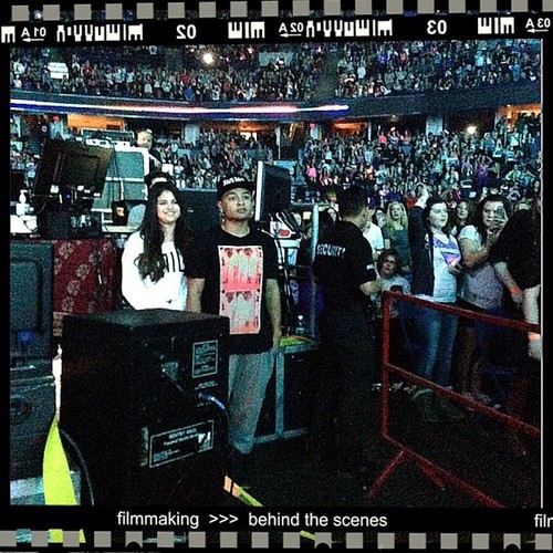 Another picture of Selena and Alfredo at Justin&#8217;s concert. 