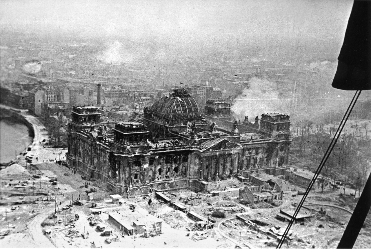 Ruine du Reichstag à Berlin en 1945. Le batiment tient toujours debout.