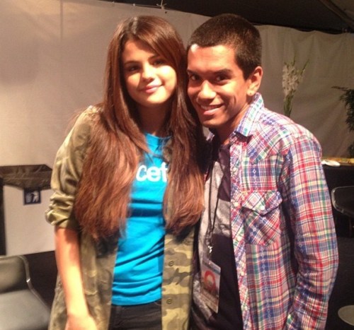 Another new picture of Selena and guy fan at the Global Citizen Festival. 